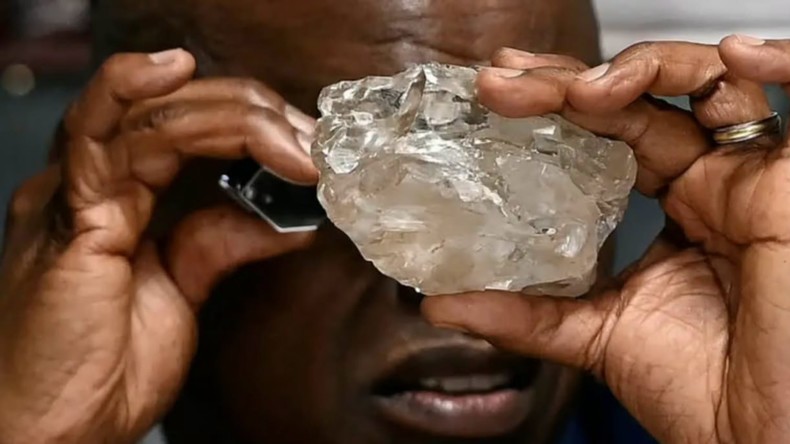 Botswana : un diamant colossal de plus de 1 300 carats découvert dans la mine de Karowe