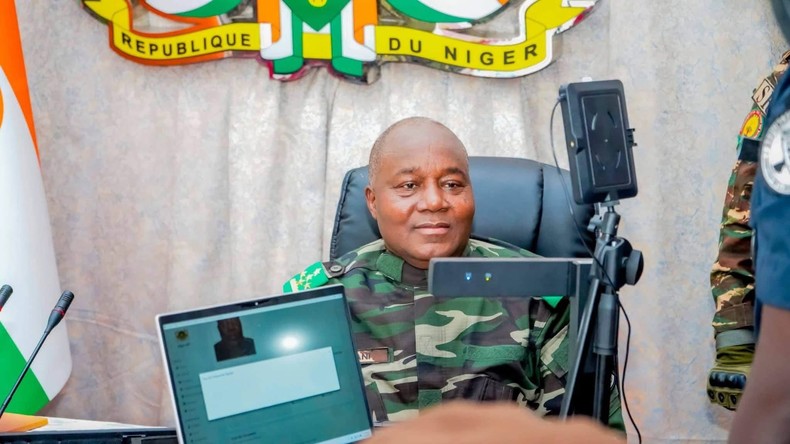 Niger : le président Tiani, premier citoyen enrôlé pour le passeport biométrique de l’AES