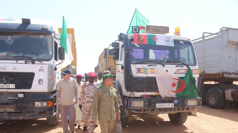 Niger–Algérie : un premier convoi de sept camions arrive à Agadez pour lancer trois projets dans la santé et la formation
