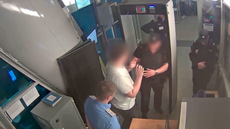 Un agent des services spéciaux ukrainiens avec une bombe arrêté dans le métro de Saint-Pétersbourg (VIDÉO)