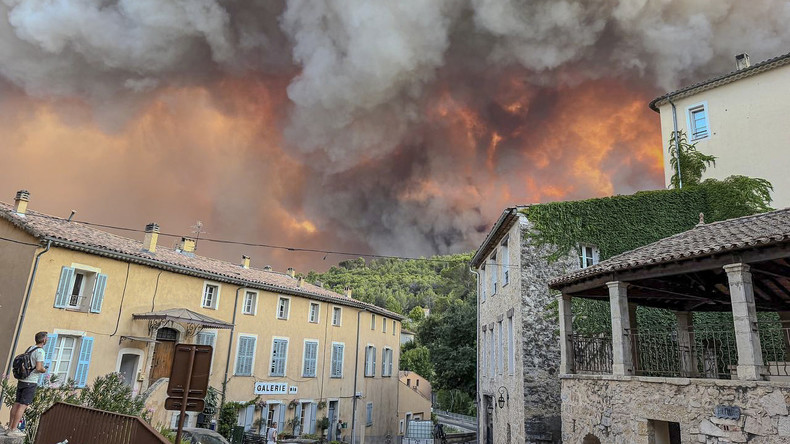 Incendies records en France : 2 400 hectares ravagés en Gironde, le Var sous haute tension