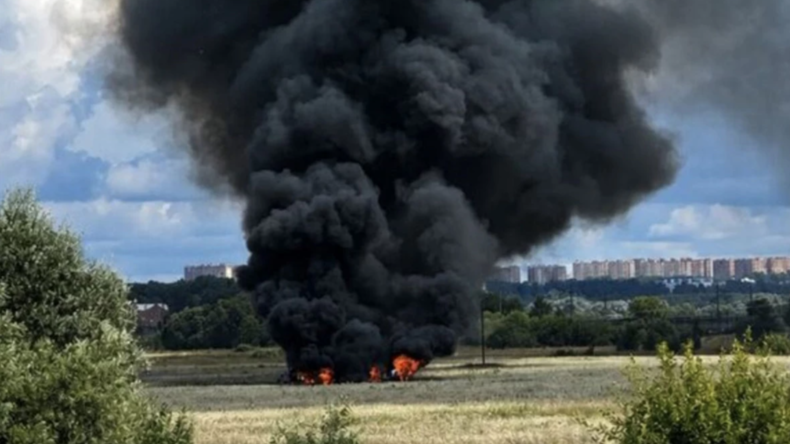 Russie : un avion d'entraînement au combat s'écrase au décollage dans la région de Moscou, le pilote s'éjecte et survit
