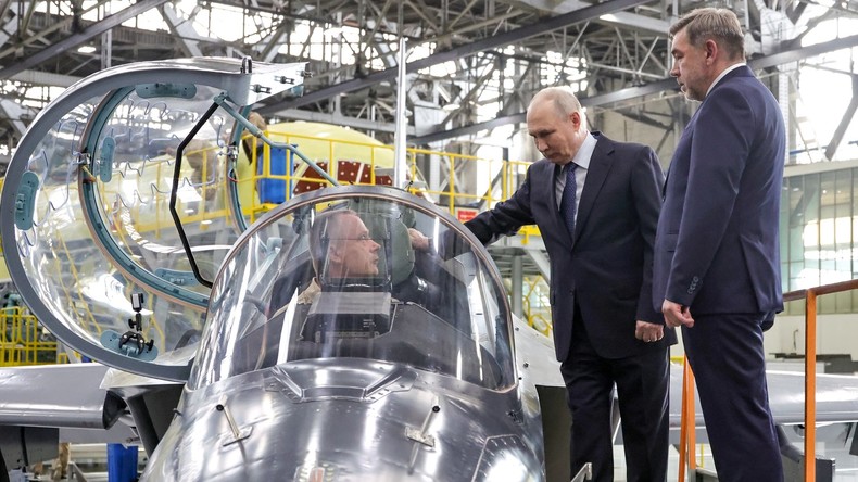 Poutine inspecte le Iak-130M, nouvel avion de combat conçu pour abattre les drones lourds (VIDÉO)