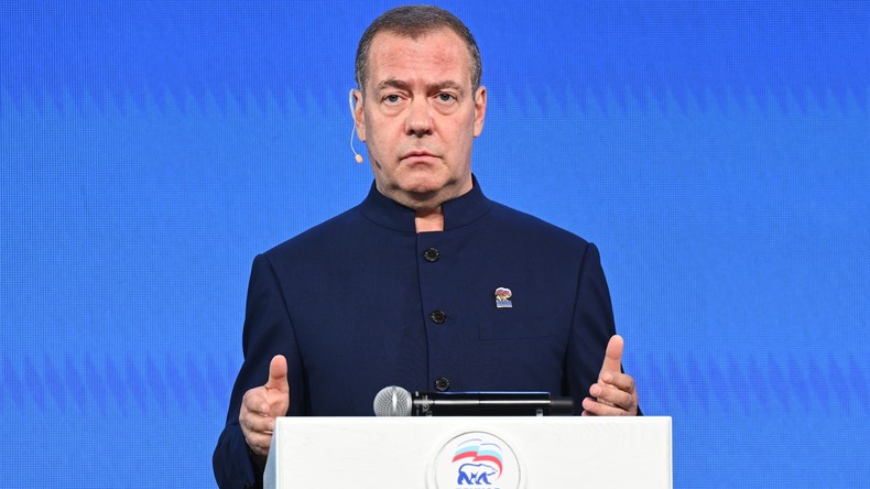 Dmitri Medvedev appelle à juger les crimes des forces ukrainiennes et dénonce les tentatives occidentales de falsification de l’histoire russe
