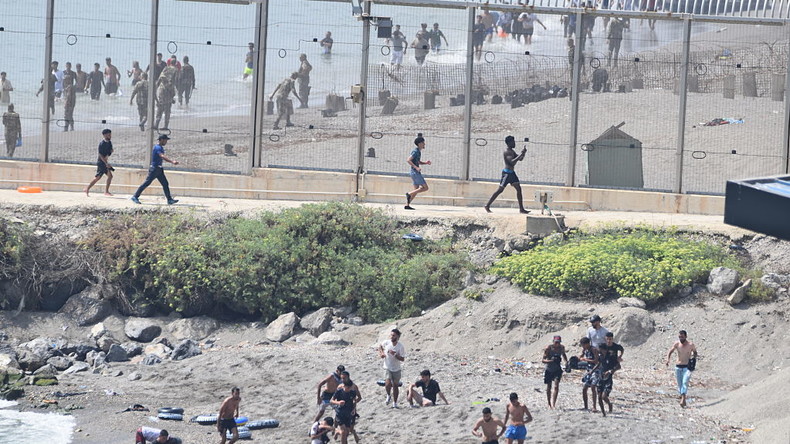 Afflux de migrants à Ceuta : le Maroc pointe la responsabilité d’«organisations criminelles»