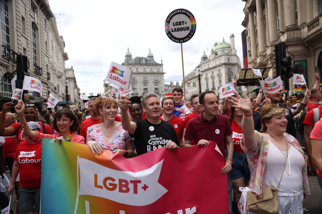 Quand il n’y a plus de quoi être fier : Starmer glorifie Westminster comme «le Parlement le plus gay du monde»