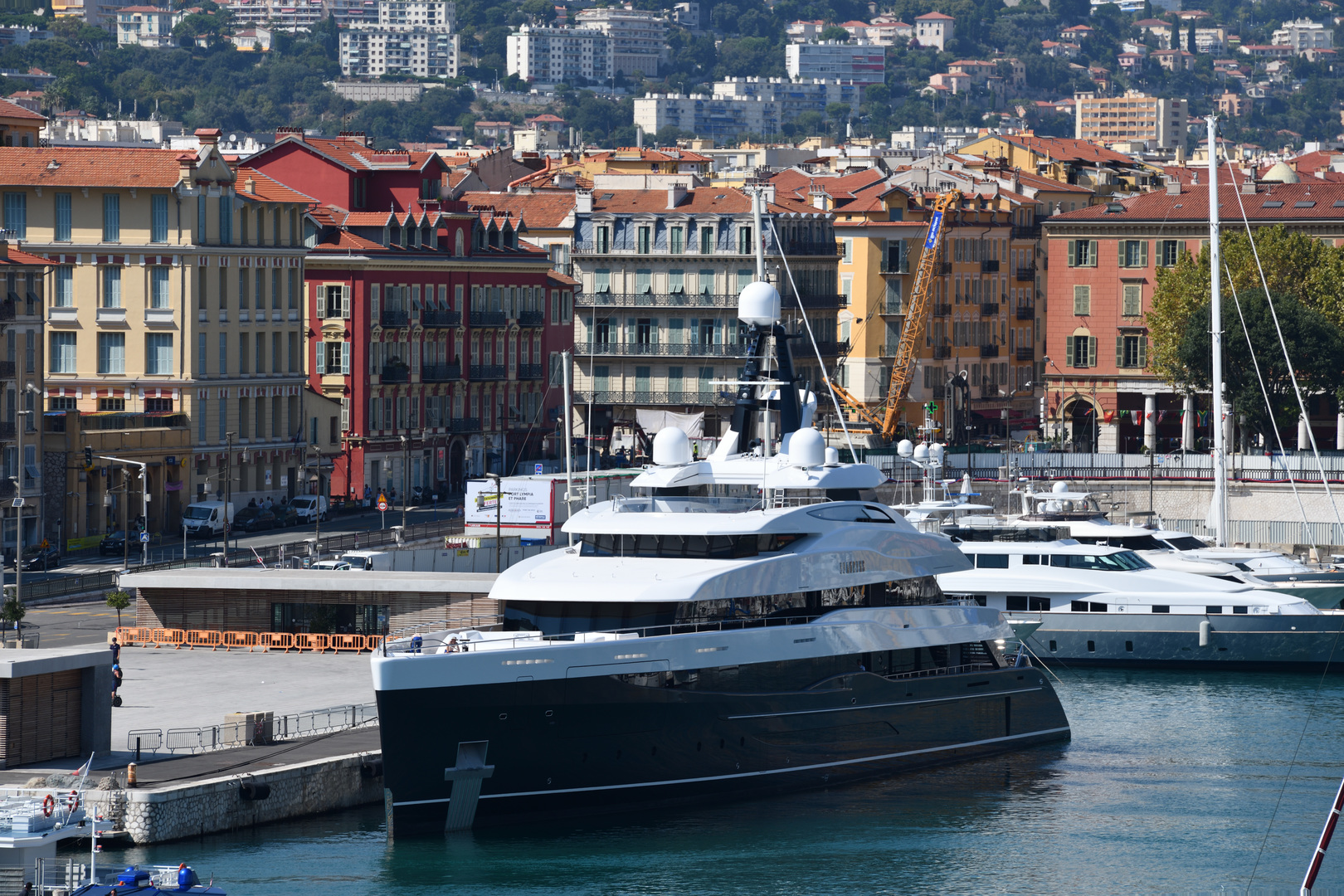LFI dépose une proposition de loi visant à interdire les yachts de luxe dans les eaux françaises