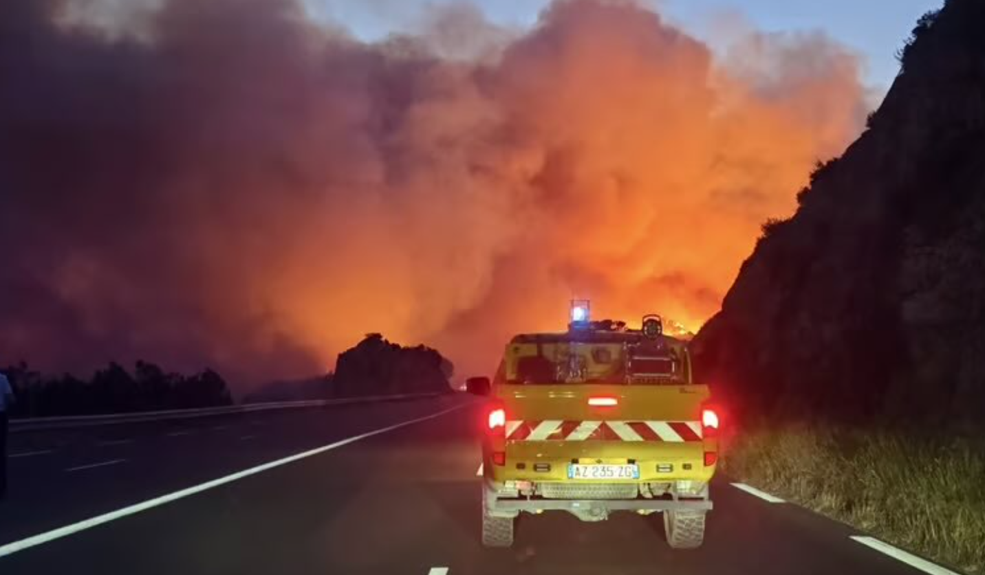 Un violent incendie ravage le sud de la France entre Hérault et Aude