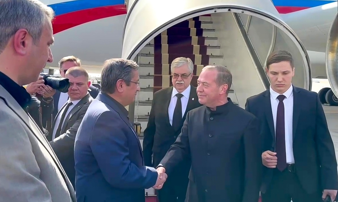 Téhéran : Dmitri Medvedev rend hommage à Ali Khamenei lors de la cérémonie d'adieu