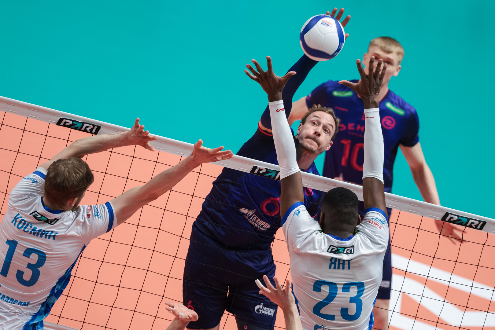 La Fédération internationale de volley-ball autorise le retour des équipes russes aux compétitions mondiales et officielles
