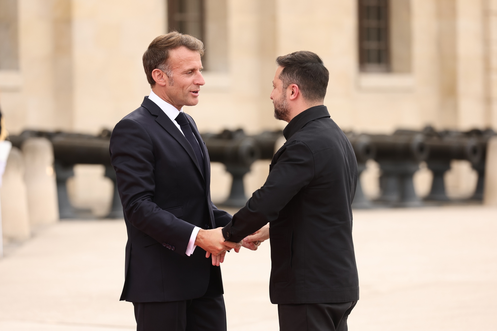 Coalition des va-t-en-guerre : Macron détaille un nouveau programme d’aide militaire à l’Ukraine