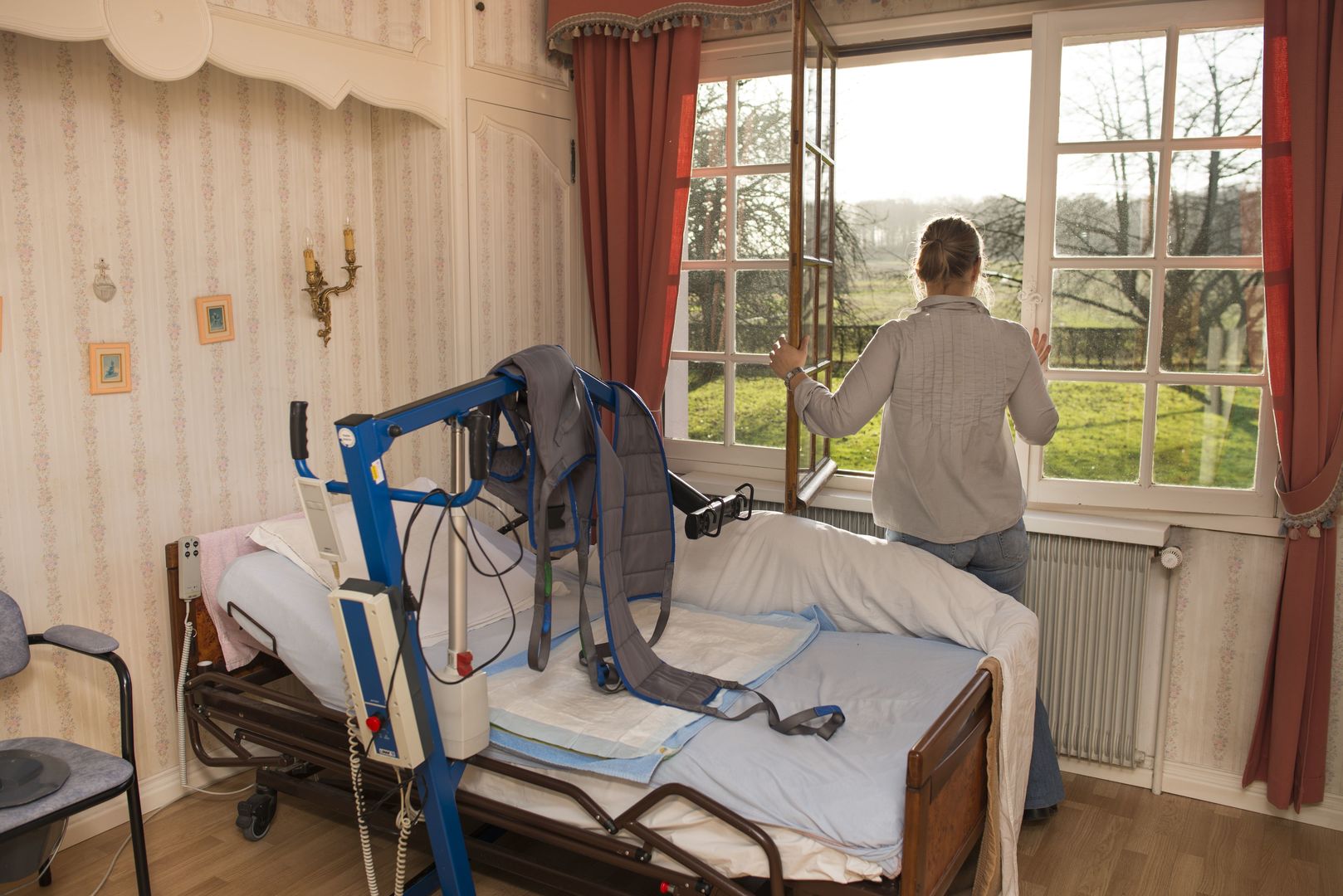 Vieillissement en France : la Cour des comptes tire la sonnette d’alarme en matière d’aide à domicile