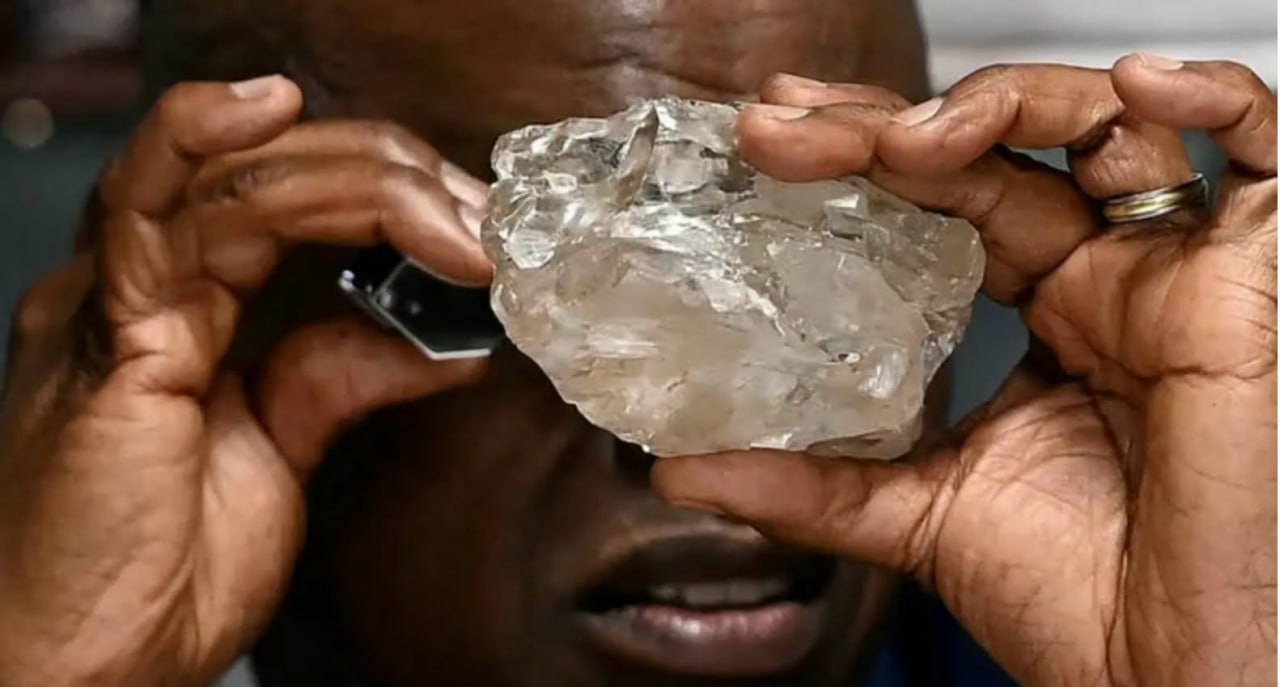 Botswana : un diamant colossal de plus de 1 300 carats découvert dans la mine de Karowe