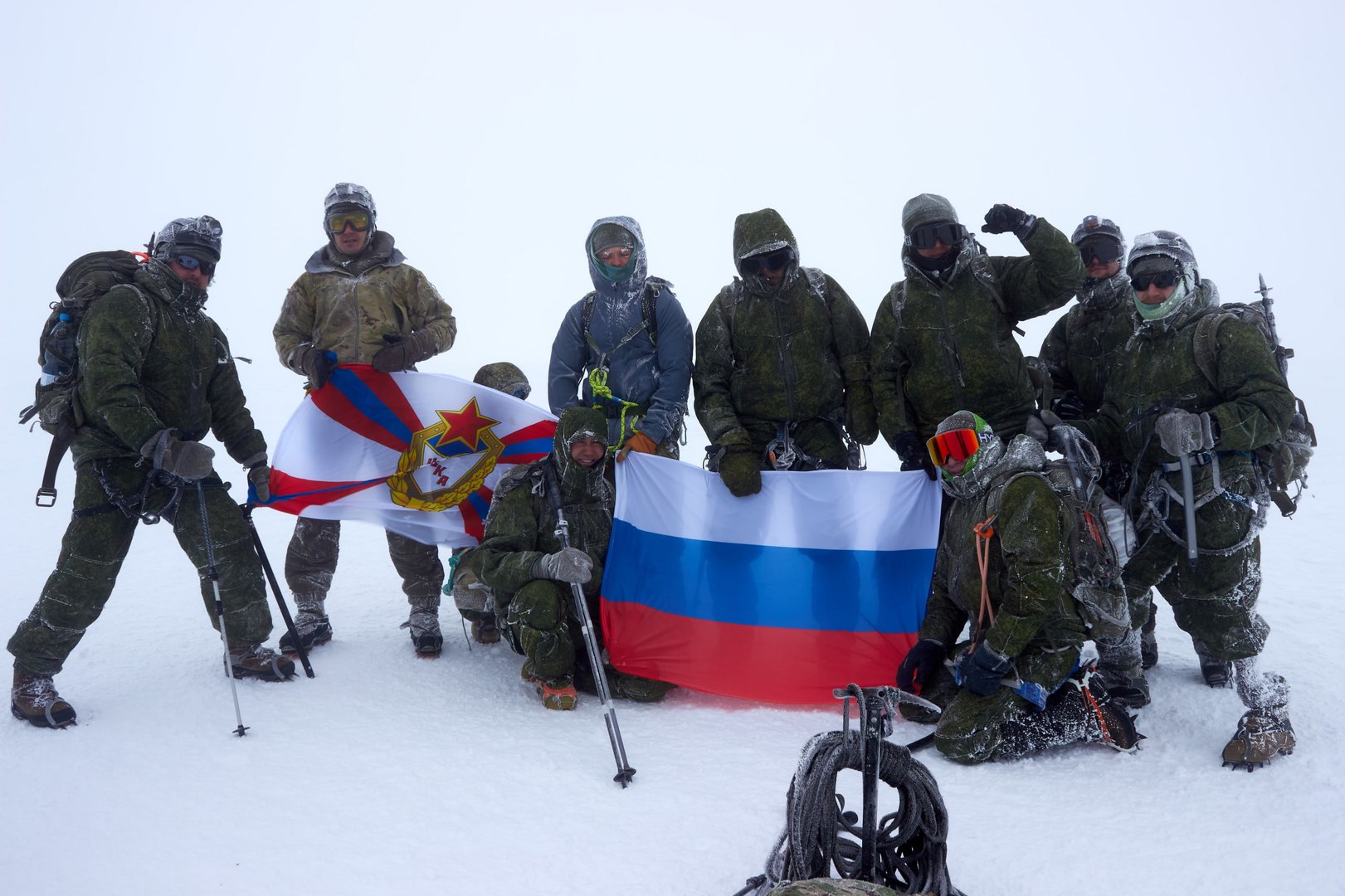 Des militaires de cinq pays gravissent le mont Elbrouz lors d’une expédition en Russie placée sous le signe de l’amitié