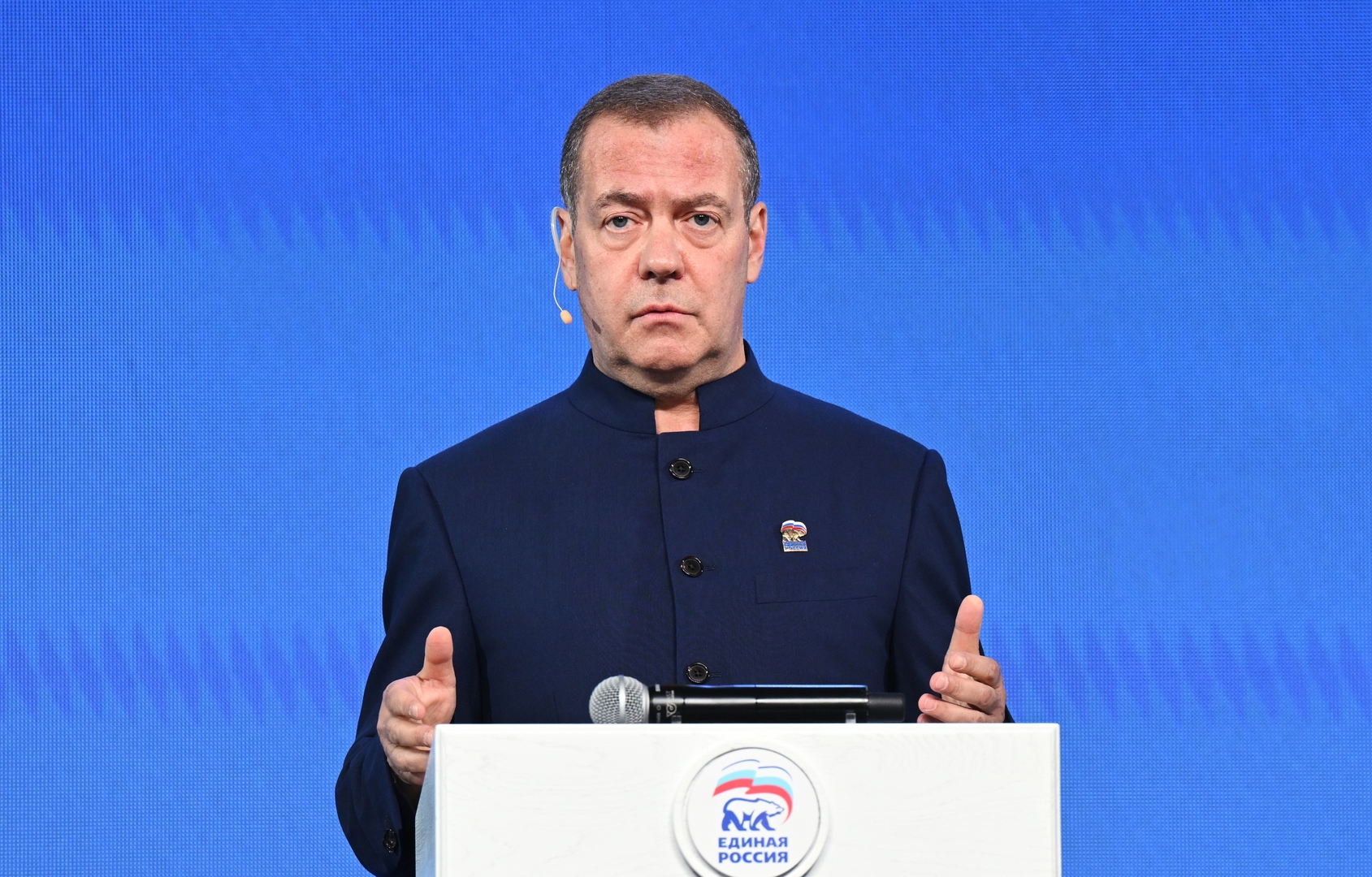 Dmitri Medvedev appelle à juger les crimes des forces ukrainiennes et dénonce les tentatives occidentales de falsification de l’histoire russe