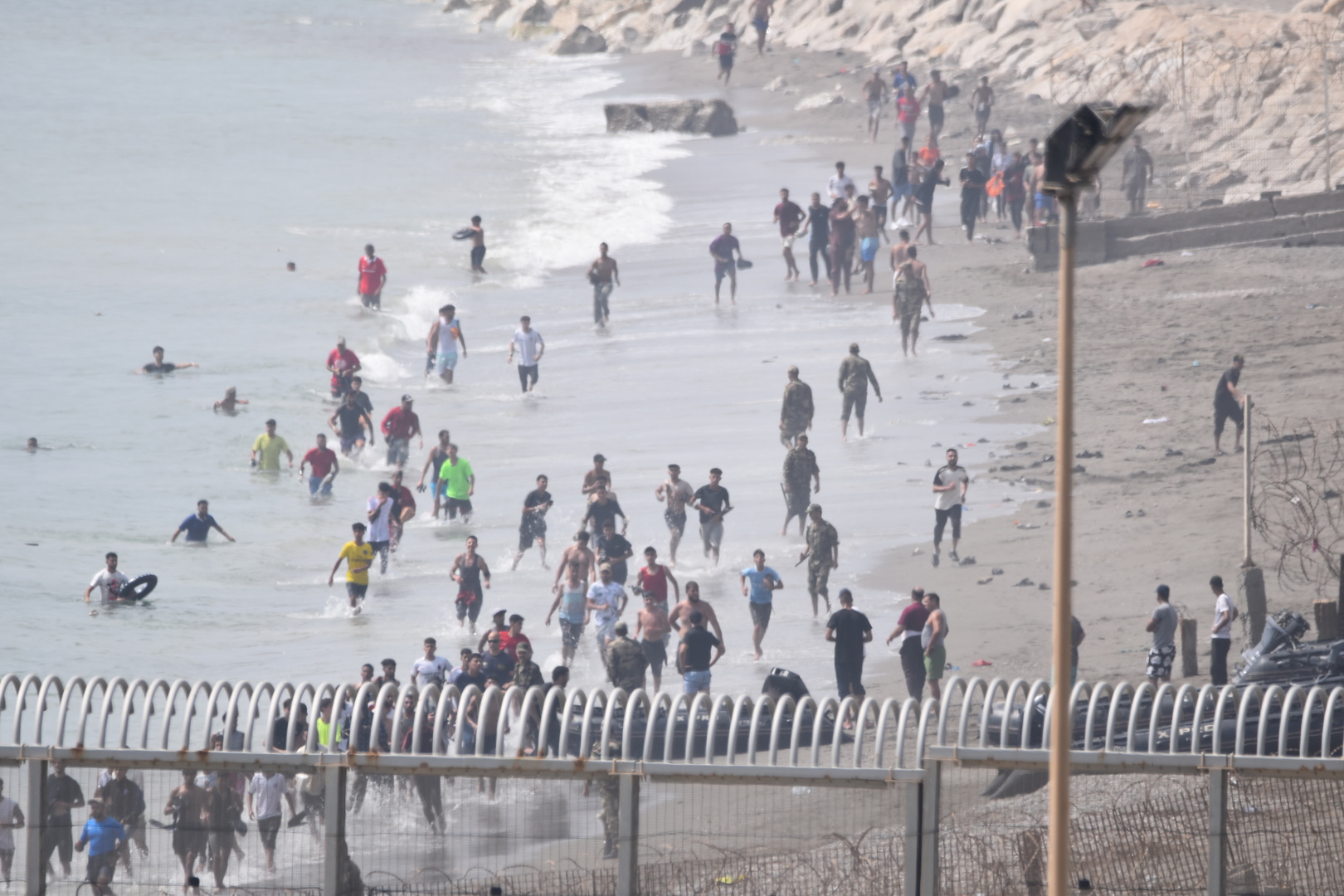 «Urgence humanitaire et sociale absolue» : Ceuta confrontée à une arrivée massive de migrants par la mer