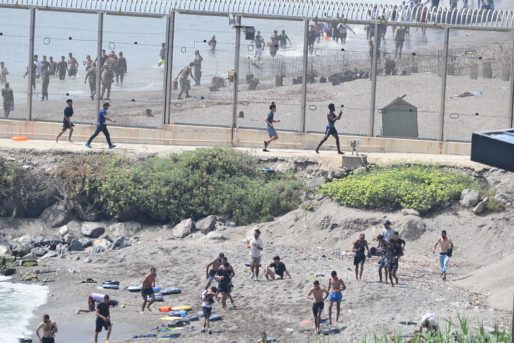 Afflux de migrants à Ceuta : le Maroc pointe la responsabilité d’«organisations criminelles»