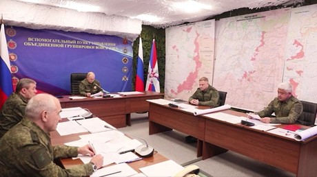 Libération de Konstantinovka : Poutine reçoit un rapport de Guérassimov lors d'une visite au commandement militaire