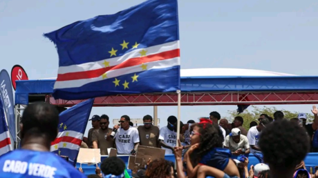 Cap-Vert : les Blue Sharks accueillis en héros à Praia après leur retour du Mondial (VIDÉO)