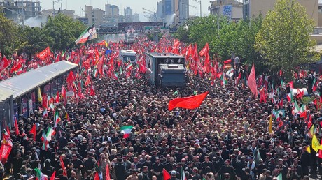 Une foule immense accompagne le cortège funéraire d’Ali Khamenei à Téhéran