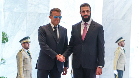 Macron à Damas : les lunettes de soleil qui crispent le protocole