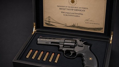 Des pistolets offerts aux dirigeants de l'Otan par Erdogan (Photo)