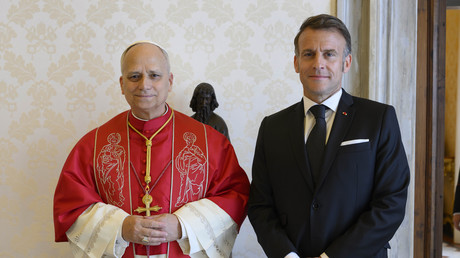 Macron accélère la loi sur l’euthanasie, des catholiques interpellent le pape