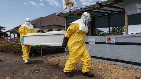 Des volontaires de la Croix-Rouge congolaise transportant un cercueil près de l’unité de triage et d’isolement des malades d’Ebola à l’hôpital général de Rwampara. [Photo d’illustration]