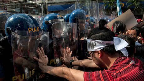 Des policiers antiémeute repoussent des manifestants opposés à la visite de Marco Rubio, le 22 juillet 2026 à Manille. [Photo d’illustration]