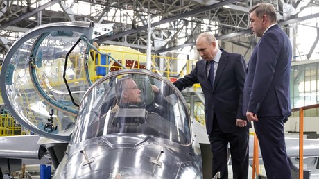 Poutine inspecte le Iak-130M, nouvel avion de combat conçu pour abattre les drones lourds (VIDÉO)