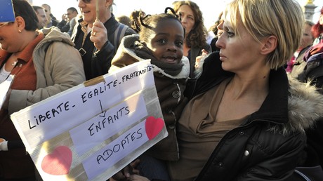 Adoptions internationales : l’État français reconnaît les dérives, les victimes attendent encore justice