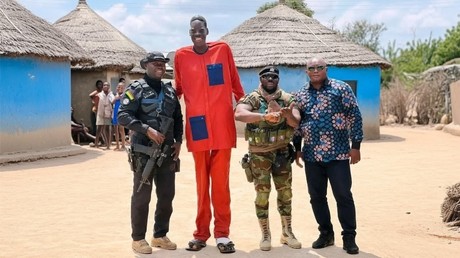 Sulemana Abdul Samed entouré de policiers et de militaires dans un village du Ghana. [Photo d’illustration]
