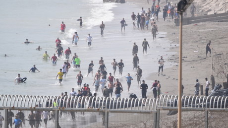 «Urgence humanitaire et sociale absolue» : Ceuta confrontée à une arrivée massive de migrants par la mer