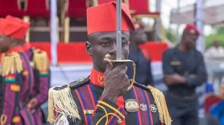 Burkina Faso : une nouvelle promotion d’officiers revêt des uniformes inspirés de la culture locale
