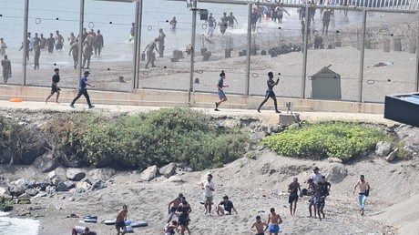 Afflux de migrants à Ceuta : le Maroc pointe la responsabilité d’«organisations criminelles»