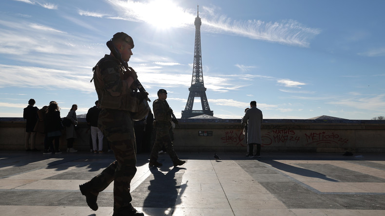 Polémique en France, après la publication de clichés de militaires posant avec le drapeau de la Rhodésie