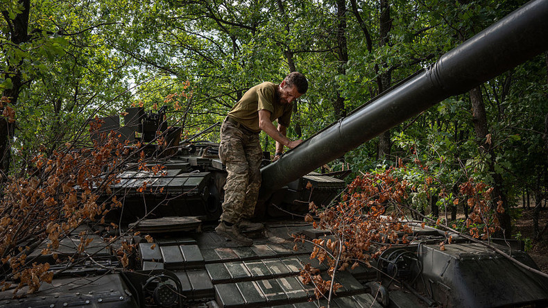 Des blindés de pointe couverts de toiles d'araignée dans les forêts : les médias révèlent le triste sort des chars occidentaux en Ukraine