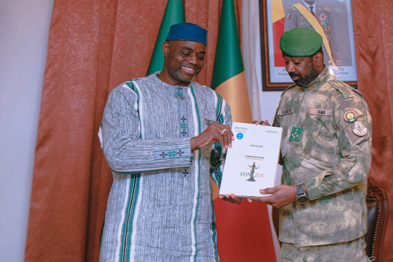 Mali : le président de la Transition reçoit le rapport final du Forum national sur la Justice