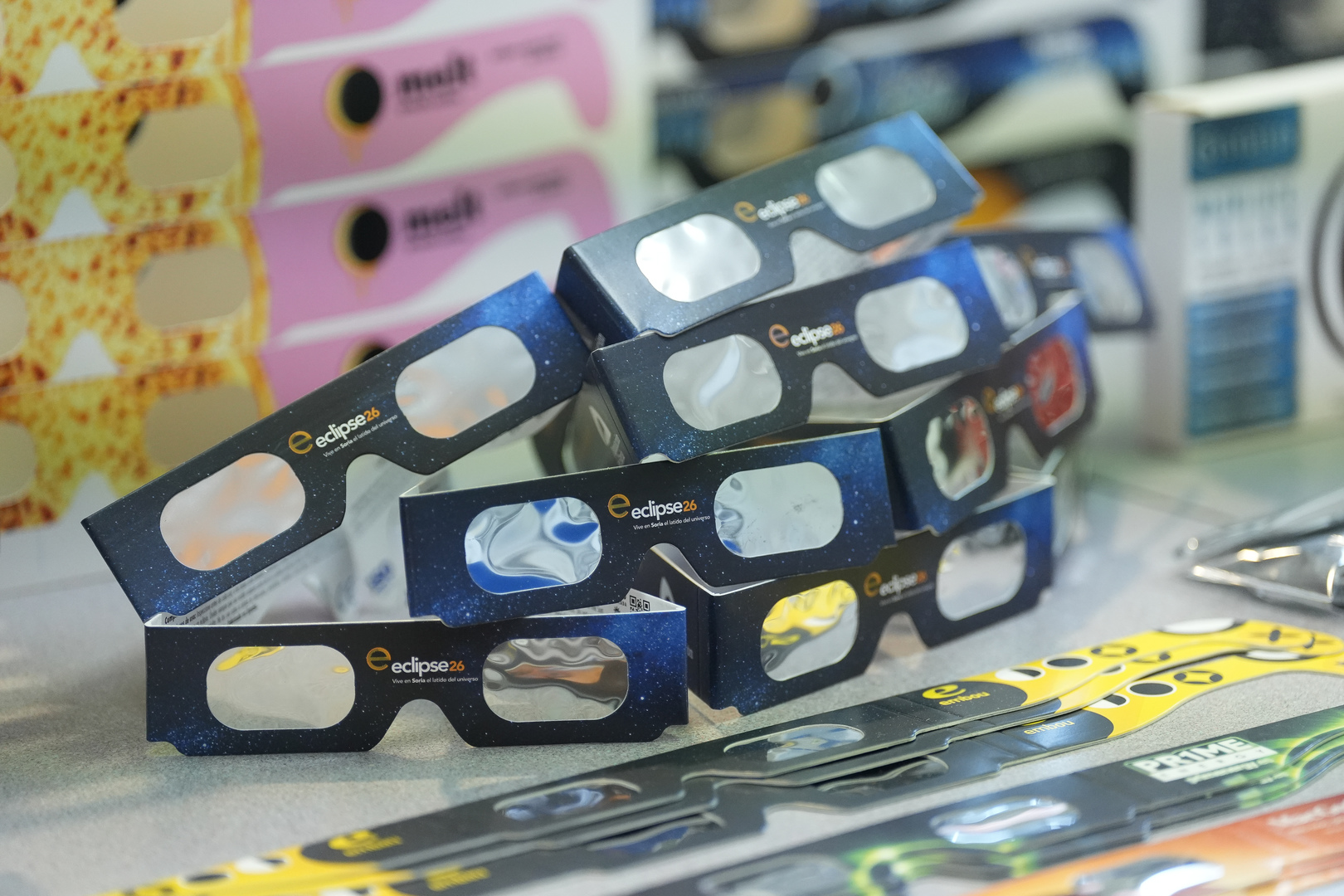 «Plus personne n’en a» : la pénurie de lunettes d’éclipse s’installe partout en France