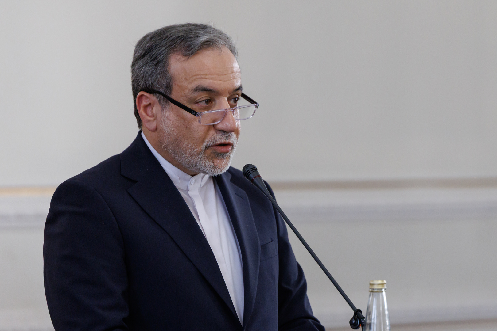 Iran : Araghchi répond aux critiques de Paris et accuse la France d’«hypocrisie» sur les droits de l’homme