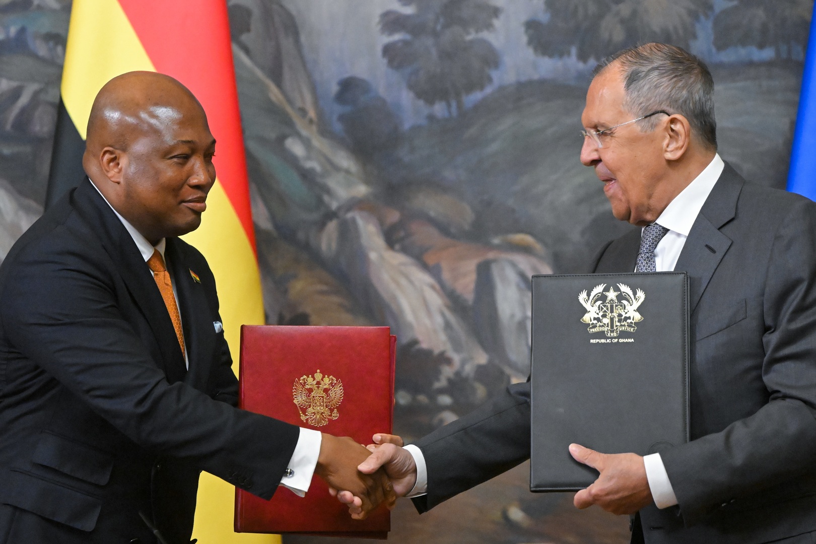 Lavrov : la France arme et finance directement des groupes armés au Sahel