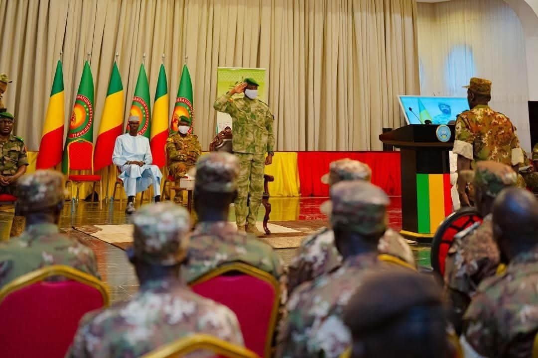 Mali : le président de la Transition, Assimi Goïta, reçoit les 82 militaires libérés