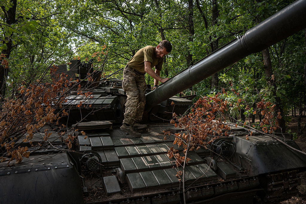 Des blindés de pointe couverts de toiles d'araignée dans les forêts : les médias révèlent le triste sort des chars occidentaux en Ukraine