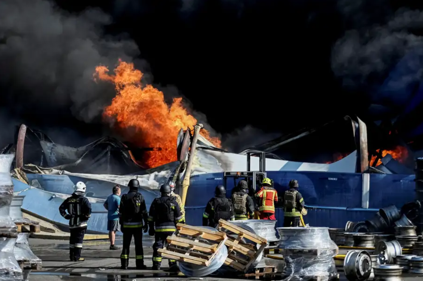 Zelensky admet qu'un dépôt de munitions était installé au milieu des habitations près de Kiev