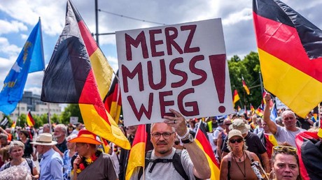En Allemagne, une manifestation regroupant plusieurs milliers de personnes réclame la démission de Friedrich Merz et de son gouvernement