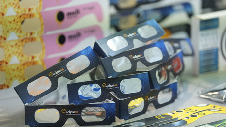 «Plus personne n’en a» : la pénurie de lunettes d’éclipse s’installe partout en France