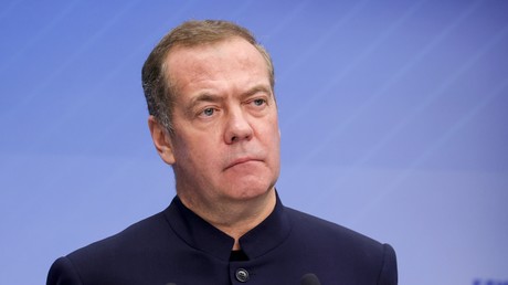 Medvedev : la Russie en droit de traiter les navires occidentaux comme l'Europe traite la «flotte fantôme» russe