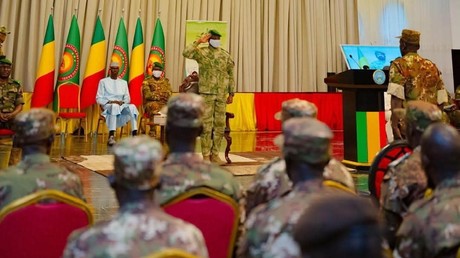 Mali : le président de la Transition, Assimi Goïta, reçoit les 82 militaires libérés