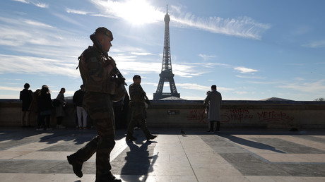 Polémique en France, après la publication de clichés de militaires posant avec le drapeau de la Rhodésie