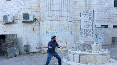Un député israélien détruit un monument dans un village palestinien sous escorte de l’armée